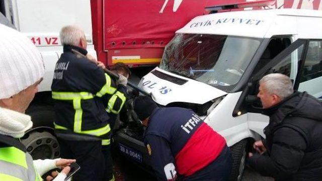 Çevik Kuvvet Minibüsü Tır'a Çarptı: 11 Polis Yaralı