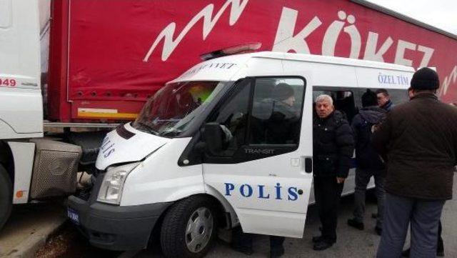 Çevik Kuvvet Minibüsü Tır'a Çarptı: 11 Polis Yaralı