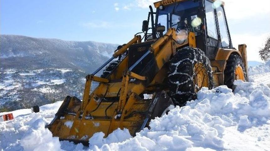 Sinop’ta Yoğun Kar Yağışı Köy Yollarını Kapattı