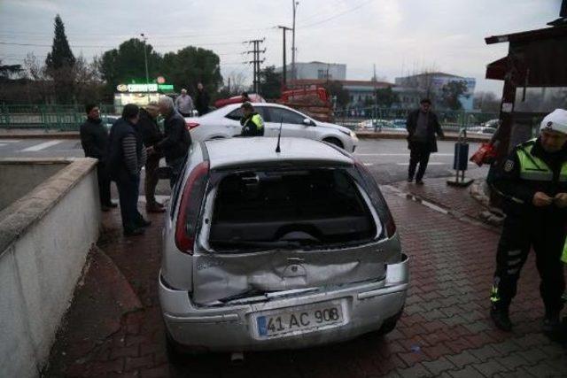 Kaza Yapan Araçlar Duvarın Üzerinde Kaldı