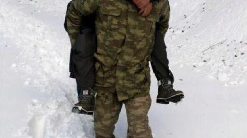 Uzman &Ccedil;avuş, Kalp Hastasını Karda Sırtında Taşıdı