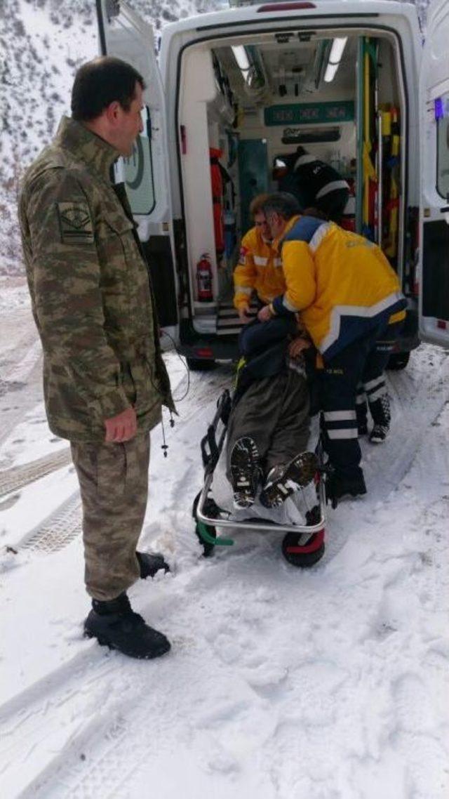 Uzman Çavuş, Kalp Hastasını Karda Sırtında Taşıdı