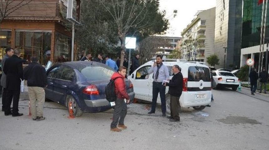 Manisa&rsquo;da İki Otomobil &Ccedil;arpıştı: 4 Yaralı