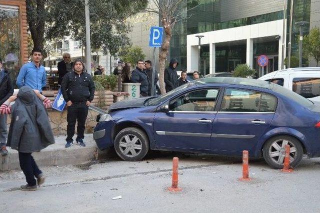 Manisa’da İki Otomobil Çarpıştı: 4 Yaralı