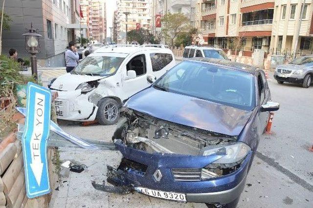 Manisa’da İki Otomobil Çarpıştı: 4 Yaralı