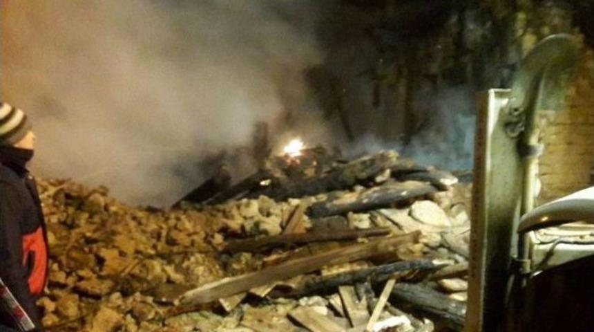 Ahşap Ev Yangında K&uuml;l Oldu