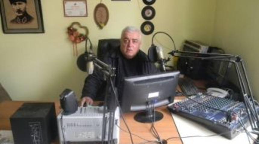 &Uuml;nl&uuml; S&ouml;z Yazarı Kendi Şarkılarından İcralık Oldu