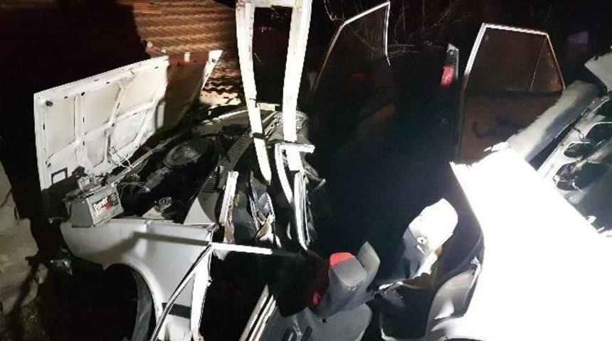 Otomobil Evin Duvarına &Ccedil;arptı: 4 Yaralı