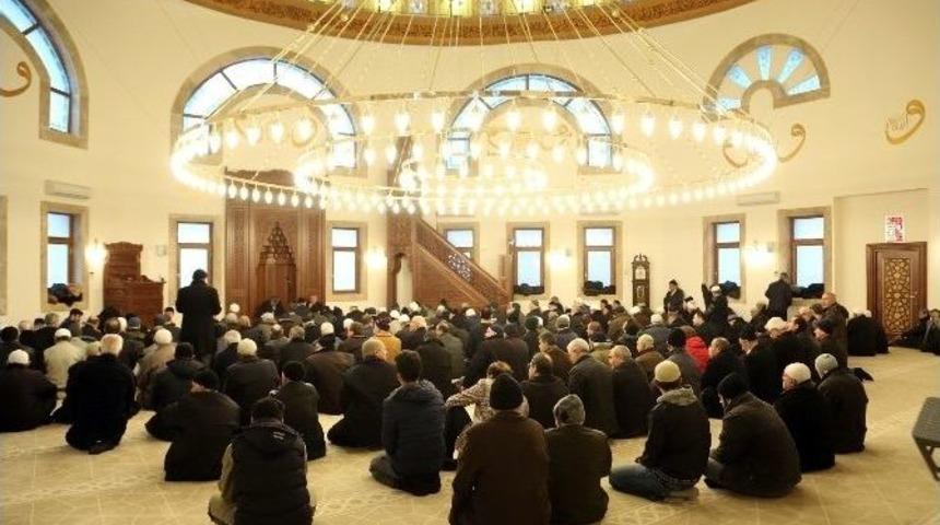 K&uuml;&ccedil;&uuml;k&ccedil;ekmece Cumhuriyet Mahallesi Mevlana Camii A&ccedil;ıldı
