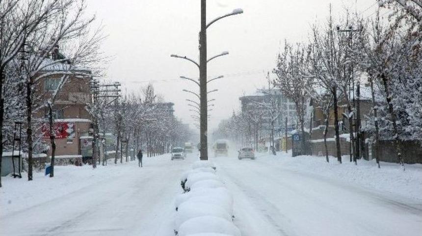 Bah&ccedil;esaray Ve &Ccedil;atak Yolu Ulaşıma Kapandı