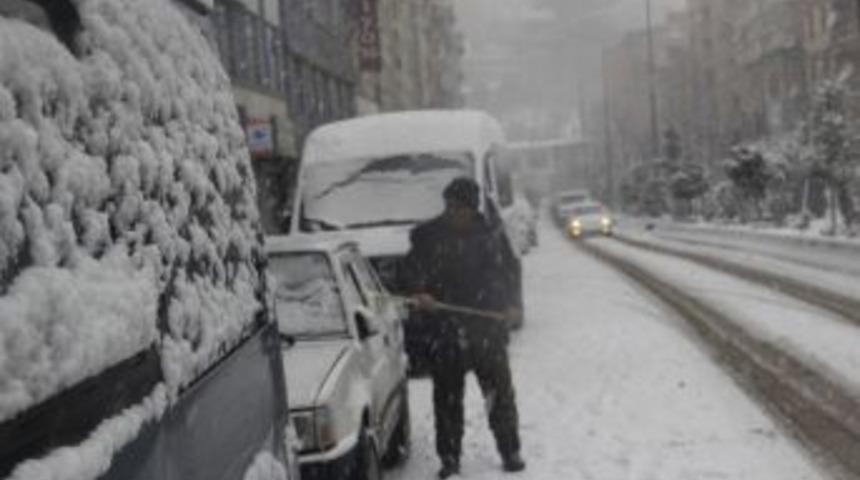 Hakkari&rsquo;de Kar Yağışı Yeniden Başladı