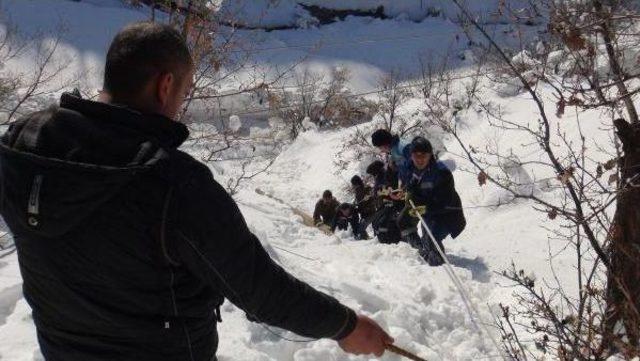 Bitlis'te Karda Köylüleri Elektriksiz Bırakmamak Için Seferberlik