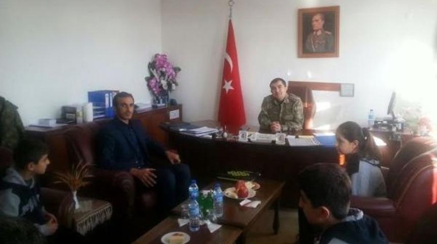 Adilcevaz'da &Ouml;ğrencilerden Jandarmaya Anlamlı Ziyaret