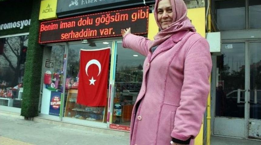 (&ouml;zel Haber) Ter&ouml;re Tepki İ&ccedil;in İstiklal Marşı&rsquo;nı Led Tabelasına Yazdı