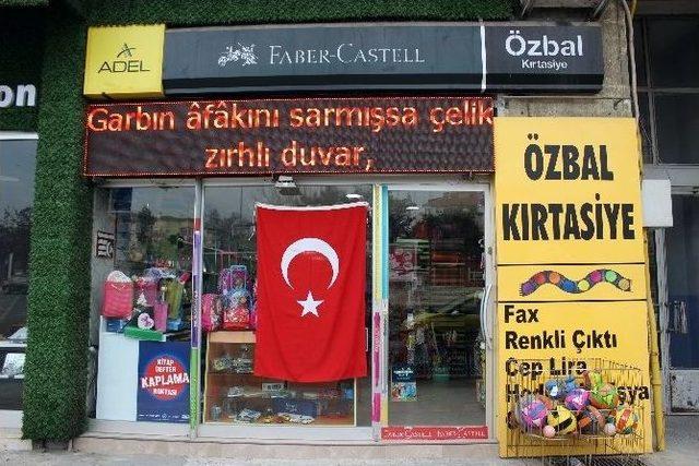 (özel Haber) Teröre Tepki İçin İstiklal Marşı’nı Led Tabelasına Yazdı