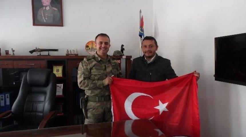 Akcan&lsquo;dan Jandarmaya Bayraklı Destek