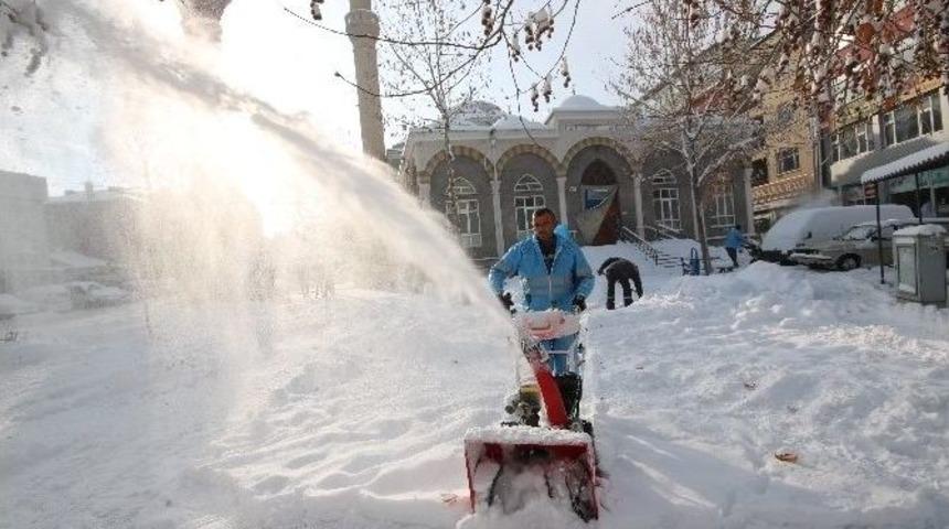 Beyşehir&rsquo;de Kaldırımlar Kardan Arındırılıyor