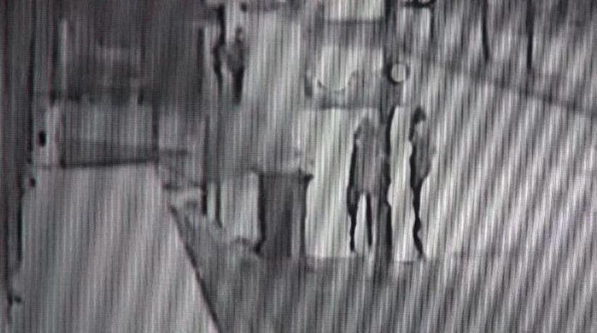 &Ouml;ğrencinin Altında Kaldığı Duvarın Yıkılma Anı Kameralara Yansıdı