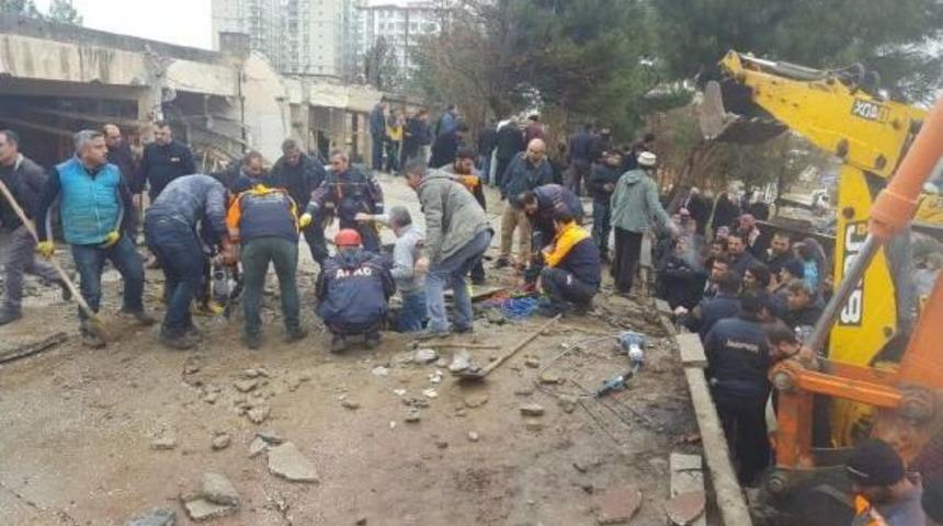 Siirt'te Eski Terminal Binasının Tavanı &Ccedil;&ouml;kt&uuml;: 1 Iş&ccedil;i Mahsur Kaldı