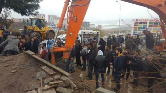 Siirt'te Eski Terminal Binasının Tavanı Çöktü: 1 Işçi Mahsur Kaldı