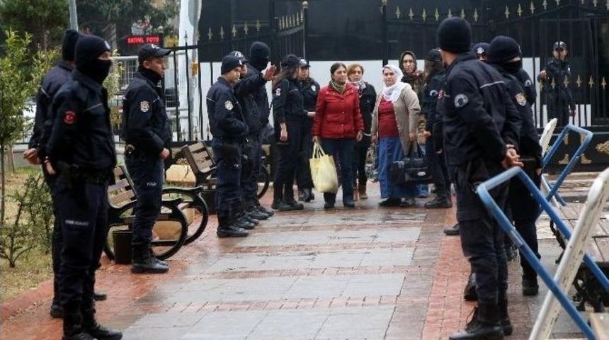 Y&uuml;ksel Mutlu Ve Hdp İl Başkanı Adliyeye Sevk Edildi