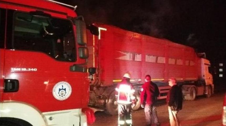 Park Halindeki Tır&rsquo;dan &Ccedil;ıkan Dumanlar Mahalleliyi Korkuttu