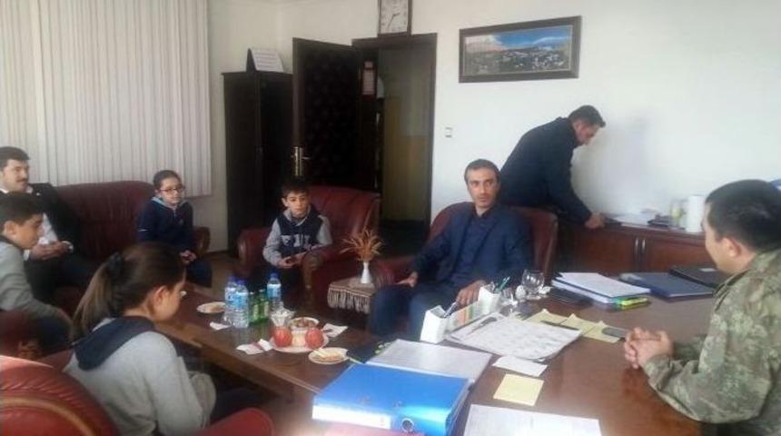 &Ouml;ğrencilerden Jandarmaya Anlamlı Ziyaret