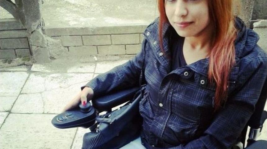 (&ouml;zel Haber) Engelli Kızın İşaret Diliyle S&ouml;ylediği Şehitler &Ouml;lmez T&uuml;rk&uuml;s&uuml; Duygulandırdı