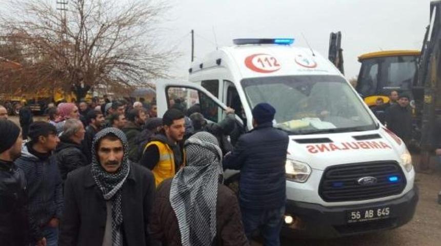 Siirt'te Eski Terminal Binasının Tavanı &Ccedil;&ouml;kt&uuml;: 1 Iş&ccedil;i Mahsur Kaldı (2)