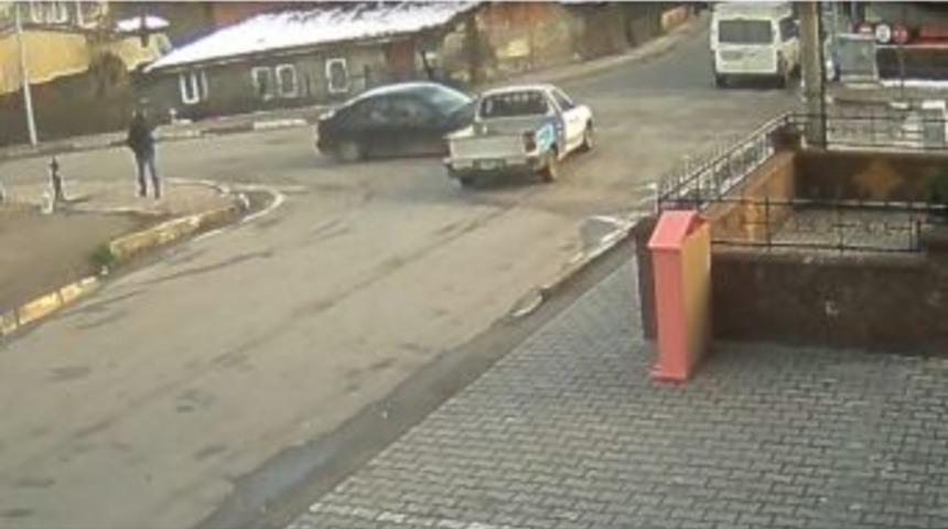 Otomobil İle Kamyonetin &Ccedil;arpıştı: 1 Yaralı