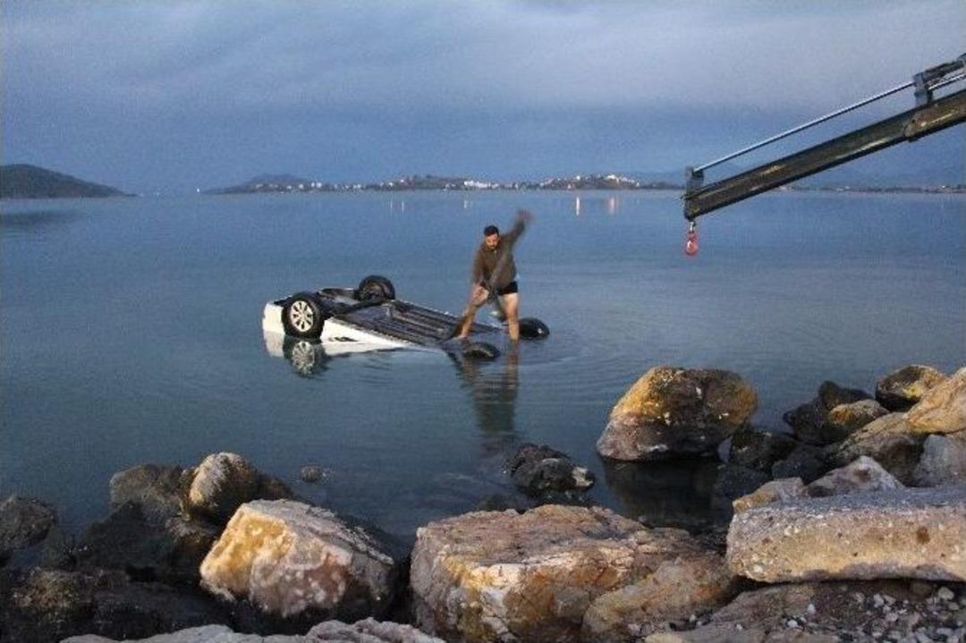 Otomobil Denize U&ccedil;tu: 1 &Ouml;l&uuml;, 3 Yaralı