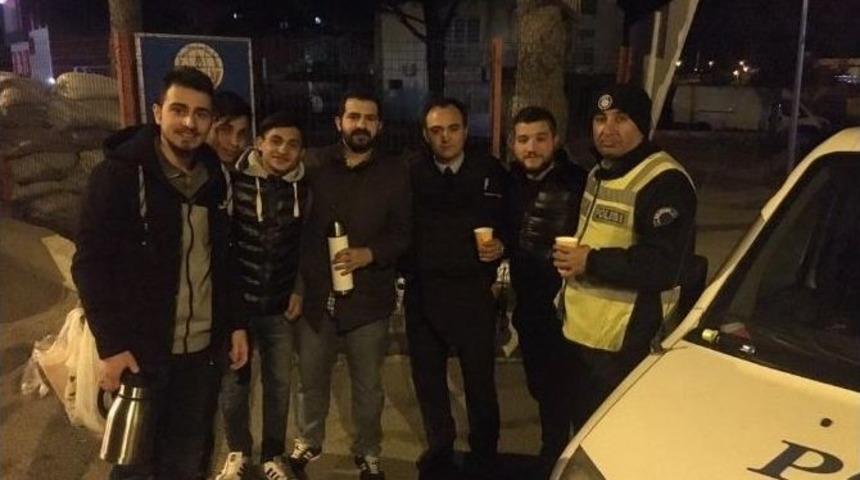 Gece N&ouml;bet Tutan Polislere Sıcak &Ccedil;orba İkramı