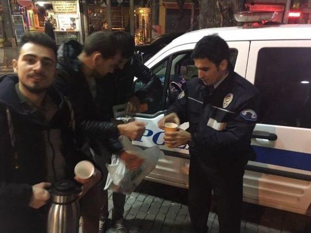 Gece Nöbet Tutan Polislere Sıcak Çorba İkramı