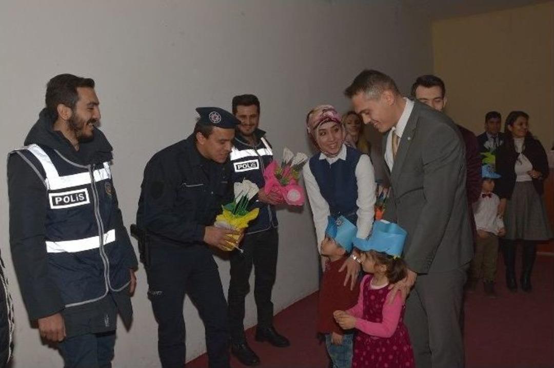 Minik &Ouml;ğrencilerden Polislere Destek