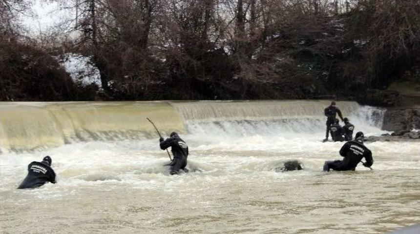 Irmakta Kaybolan Avcıya 334 G&uuml;nd&uuml;r Ulaşılamadı