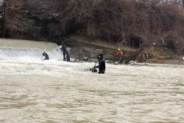 Irmakta Kaybolan Avcıya 334 Gündür Ulaşılamadı