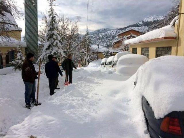 Akseki'de Kar Yaşamı Olumsuz Etkiliyor