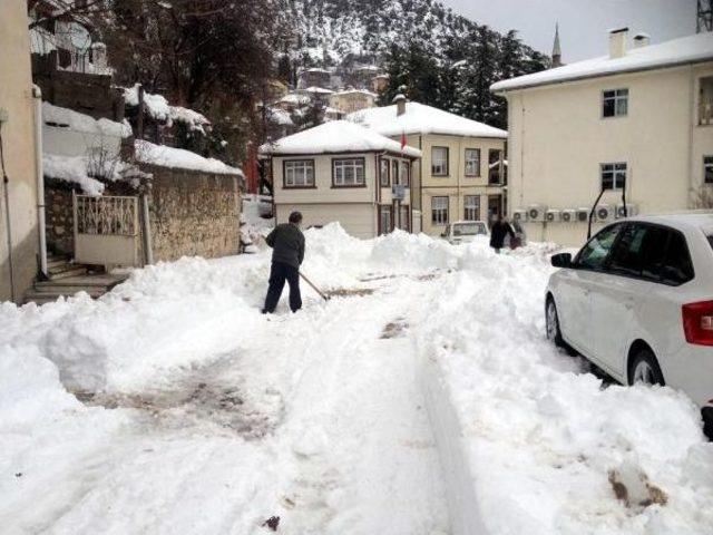 Akseki'de Kar Yaşamı Olumsuz Etkiliyor