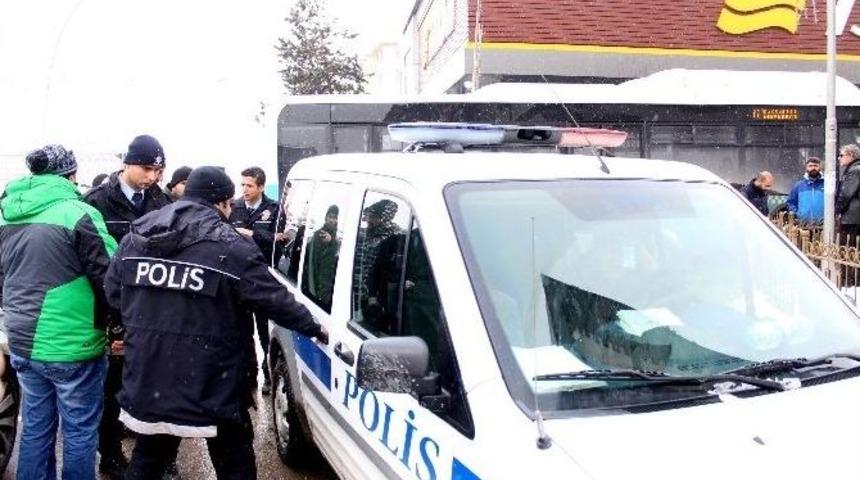 Polis Ş&uuml;pheliyi Bırakıp, Gazeteciye M&uuml;dahale Etti