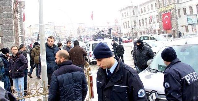 Polis Şüpheliyi Bırakıp, Gazeteciye Müdahale Etti