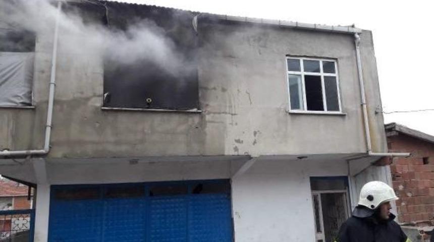 Soba Devrilince Evde Yangın &Ccedil;ıktı