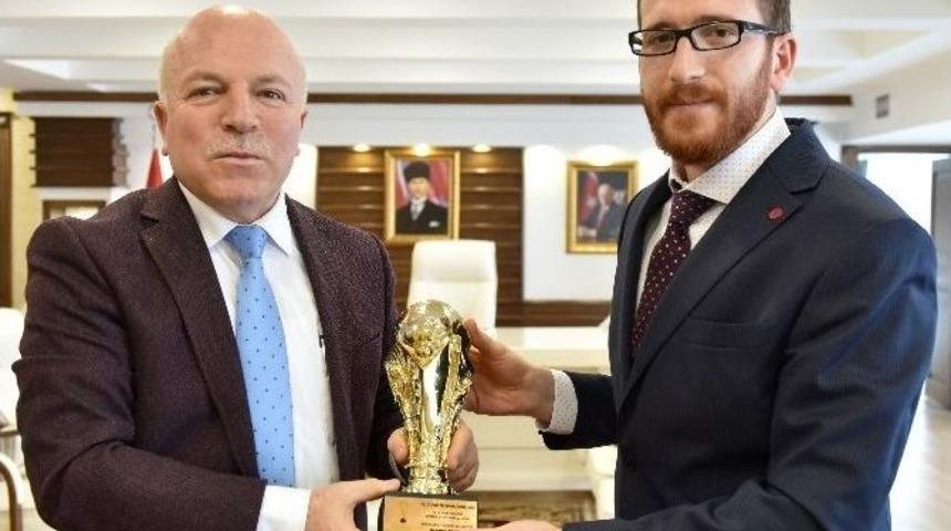 Ebb Yüksek İrtifa Kamp Merkezi Yılın Spor Projesi Ödülünü Aldı