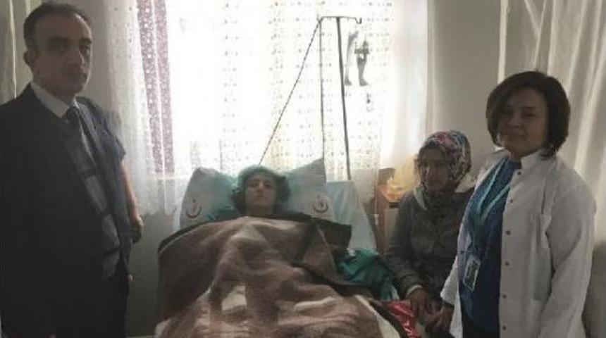 Karda Mahsur Kaldı, 12 Saate Hastaneye Ulaştırıldı, Oğlu Oldu