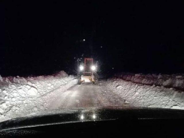 Karda Mahsur Kaldı, 12 Saate Hastaneye Ulaştırıldı, Oğlu Oldu