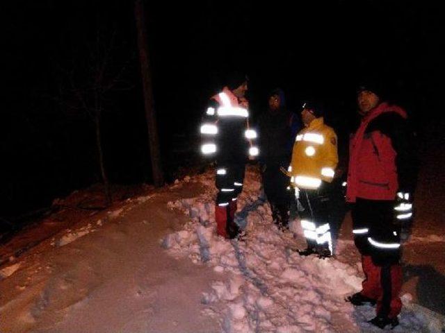 Karda Mahsur Kaldı, 12 Saate Hastaneye Ulaştırıldı, Oğlu Oldu