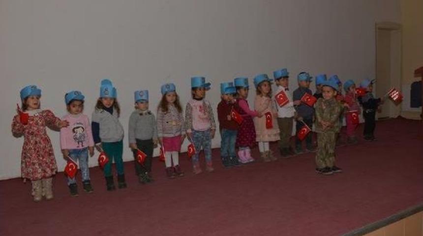 Miniklerden Asker Ve Polise Destek