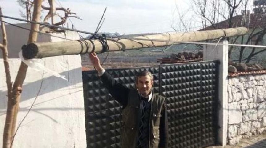 Şiddetli R&uuml;zgar Telefon Direğini Evin Kapısına Devirdi