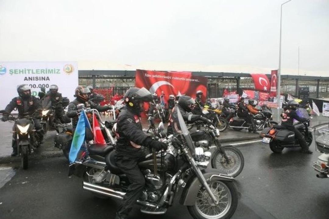 Motosiklet Tutkunları Şehitler Tepesi&rsquo;nde Ter&ouml;r&uuml; Protesto Etti