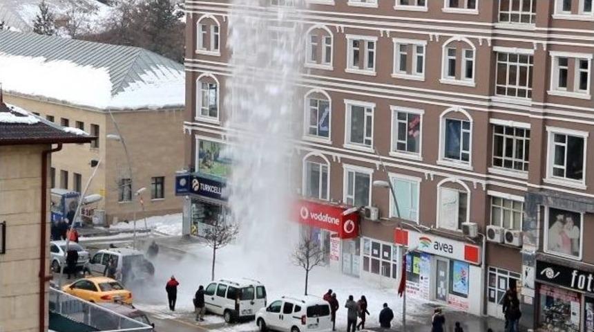 &Ccedil;atıdan D&uuml;şen &Ccedil;ığ Gibi Kar Korku Dolu Anlar Yaşattı