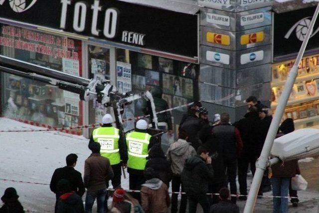 Çatıdan Düşen Çığ Gibi Kar Korku Dolu Anlar Yaşattı